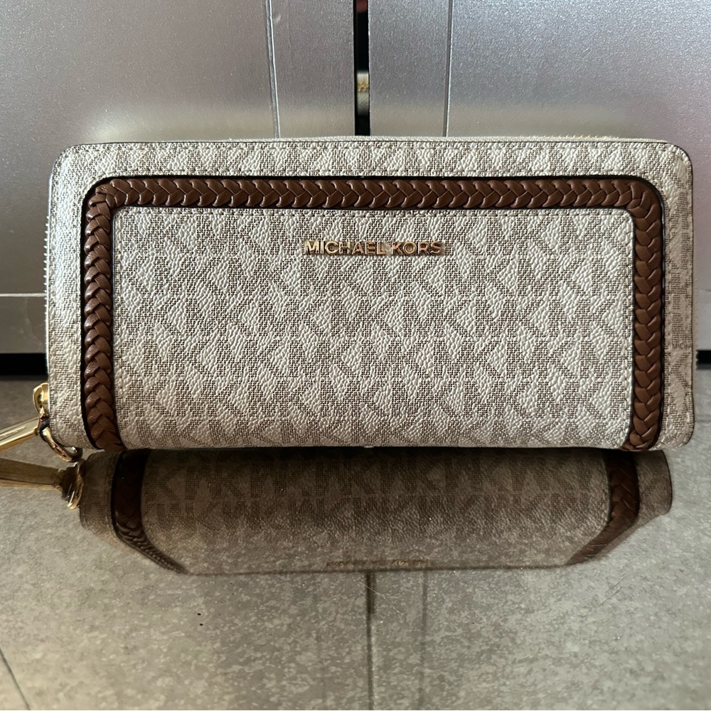 Michael Kors Lexington Large Logo wristlet in Vanilla/Lugg.